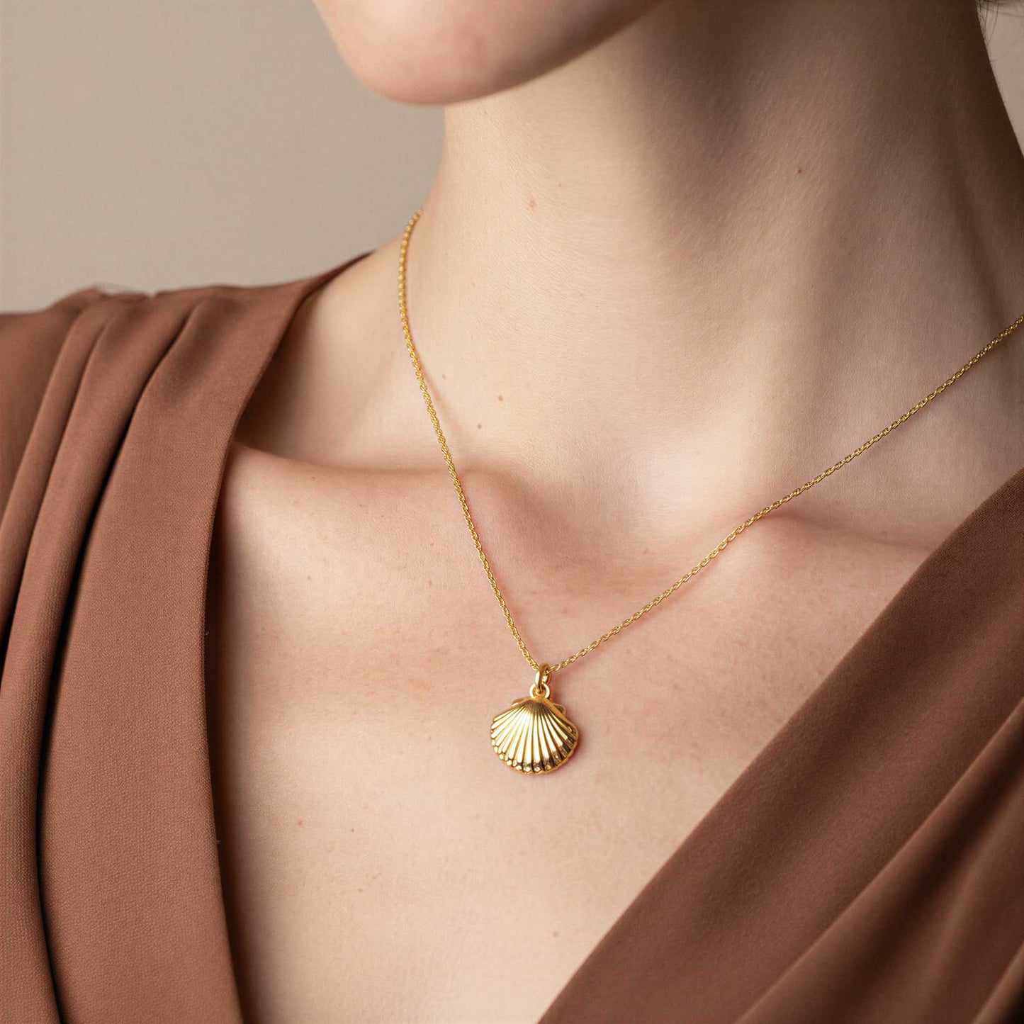 Elegant Sea Shell Pendant Necklace