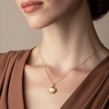 Elegant Sea Shell Pendant Necklace